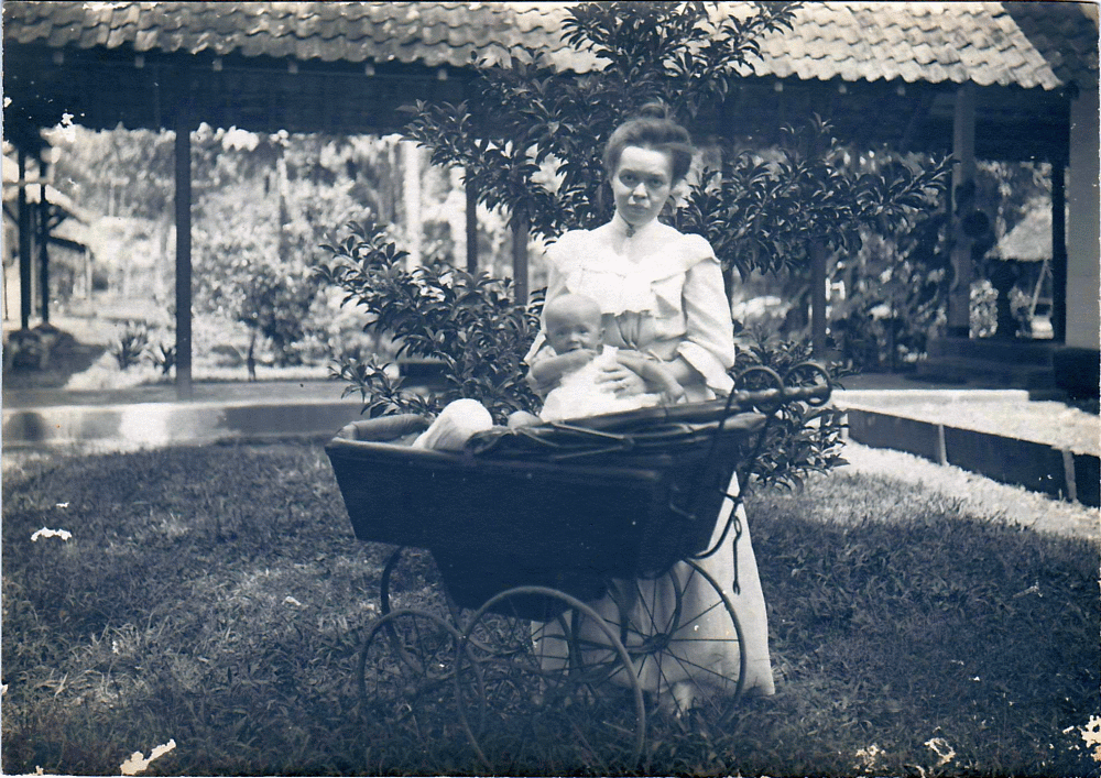 Foto Marie van Houten (1875-1945) met zoon Jan Albert MG (1904-1994)